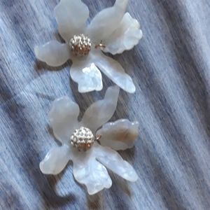 Lightweight White Acrylic big flower clip on w/ear pad. Never worn. 3x3.2 inch